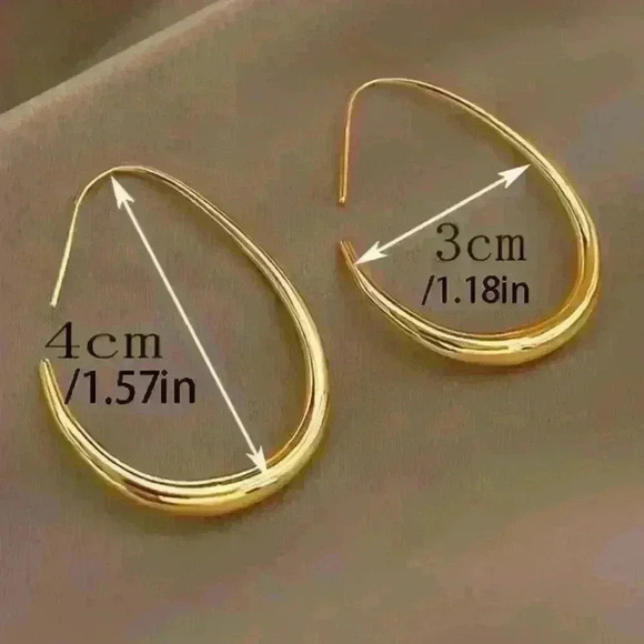 Minimalist Teardrop Shape Hoop Earrings - Picture 2 of 3